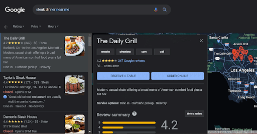 “我附近的牛排晚餐”的搜索結果會顯示加利福尼亞州的結果，包括名為“The Daily Grill”、“Taylor's Steak House”和“Damon's Steak House”的餐廳