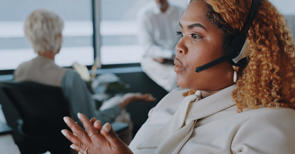 Femme parlant au téléphone avec un client.