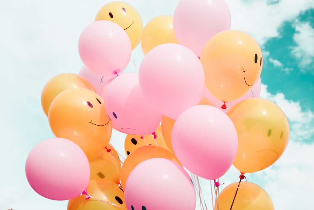 photo en contre-plongée de ballons roses et orange