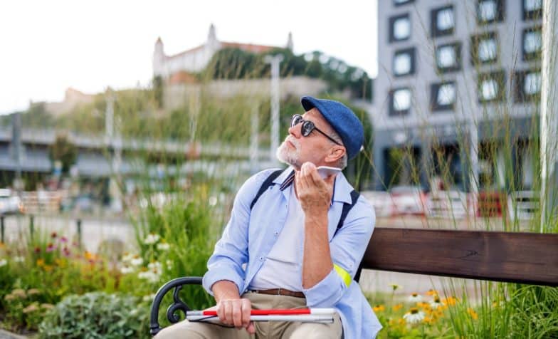 Homem com deficiência visual ouve seu telefone