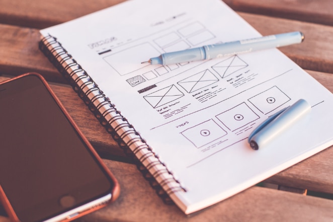 i diagrammi del layout di una pagina del sito Web sono stati disegnati a mano su un quaderno a spirale aperto