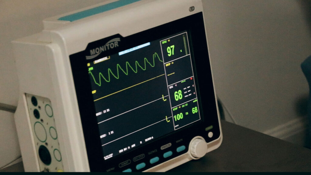 monitor cardíaco como símbolo de los signos vitales centrales de la web