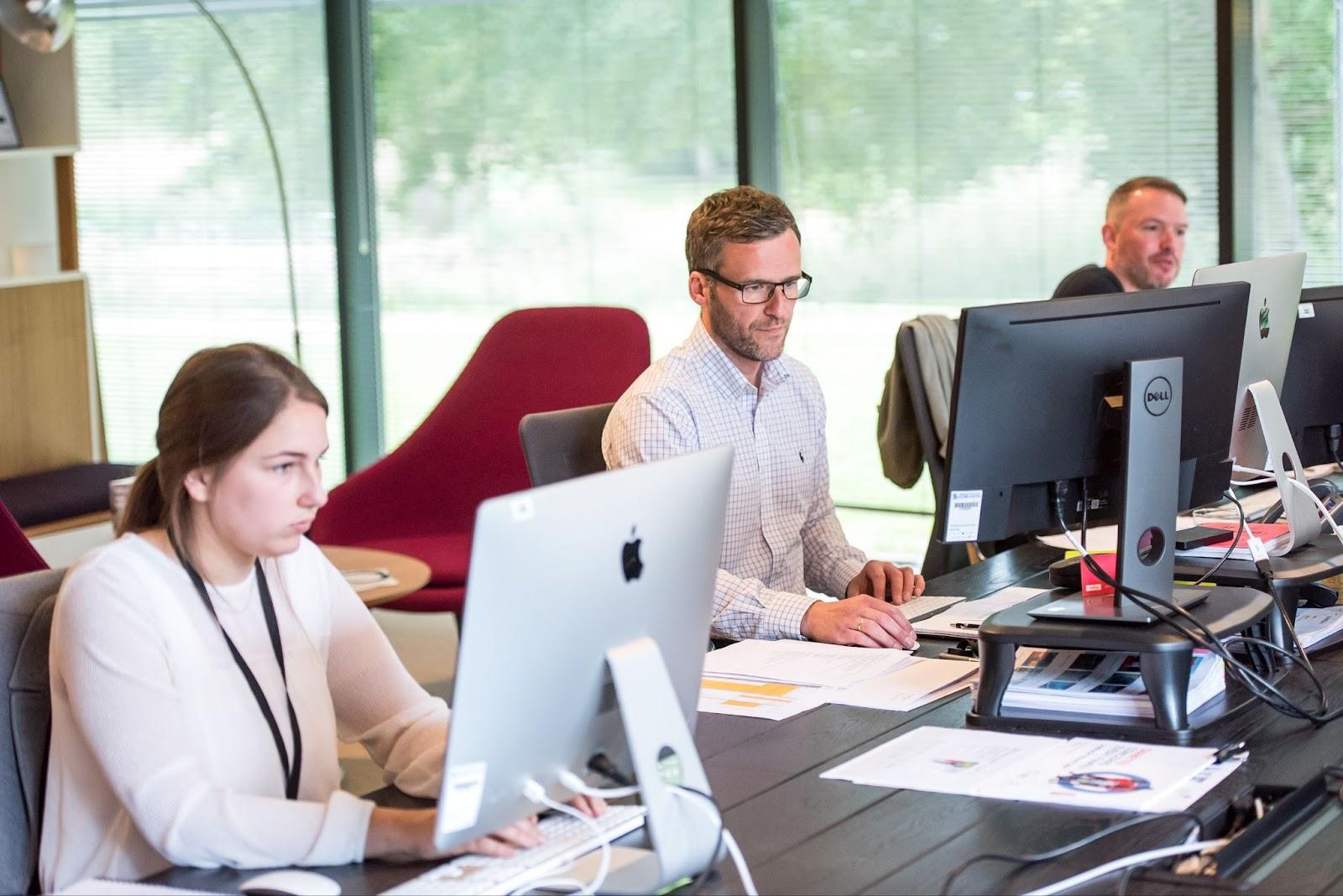 Kundensupport-Team arbeitet in einem Büro