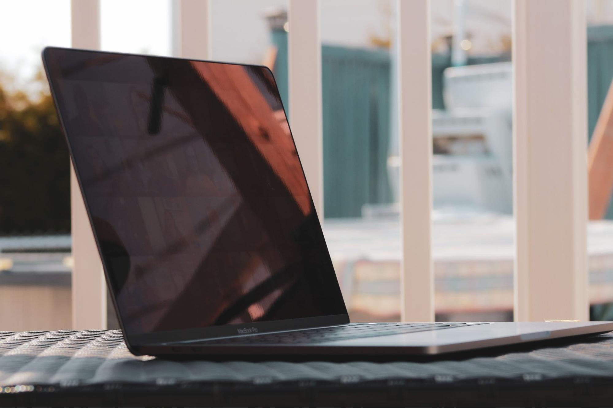 Laptop sitzt auf einem Tisch