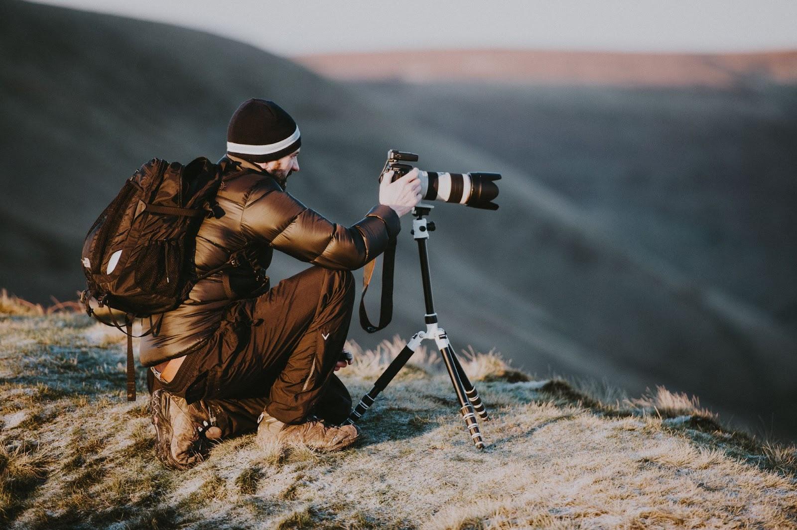 Fotograf bereitet eine Aufnahme auf einem Berg vor