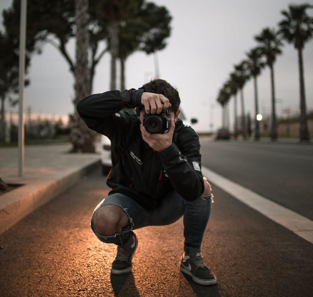 Fotograf macht ein Foto auf einer Straße