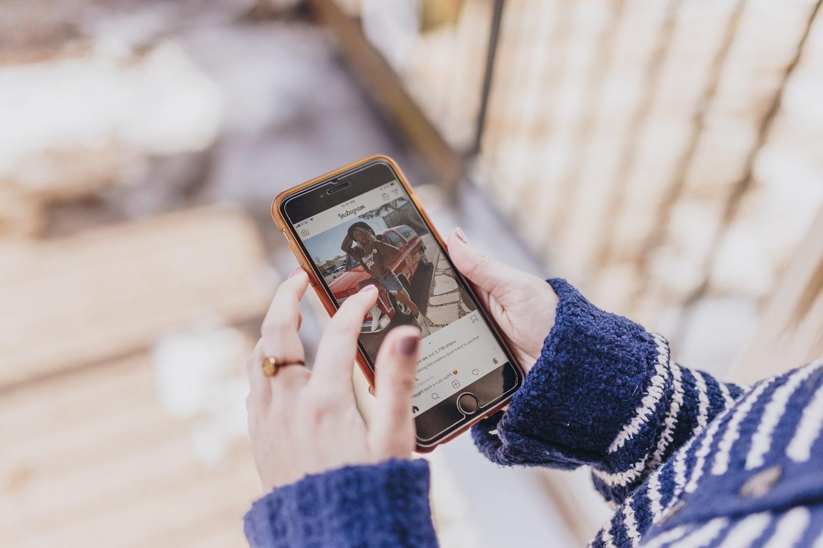 mujer desplazándose por su feed de Instagram