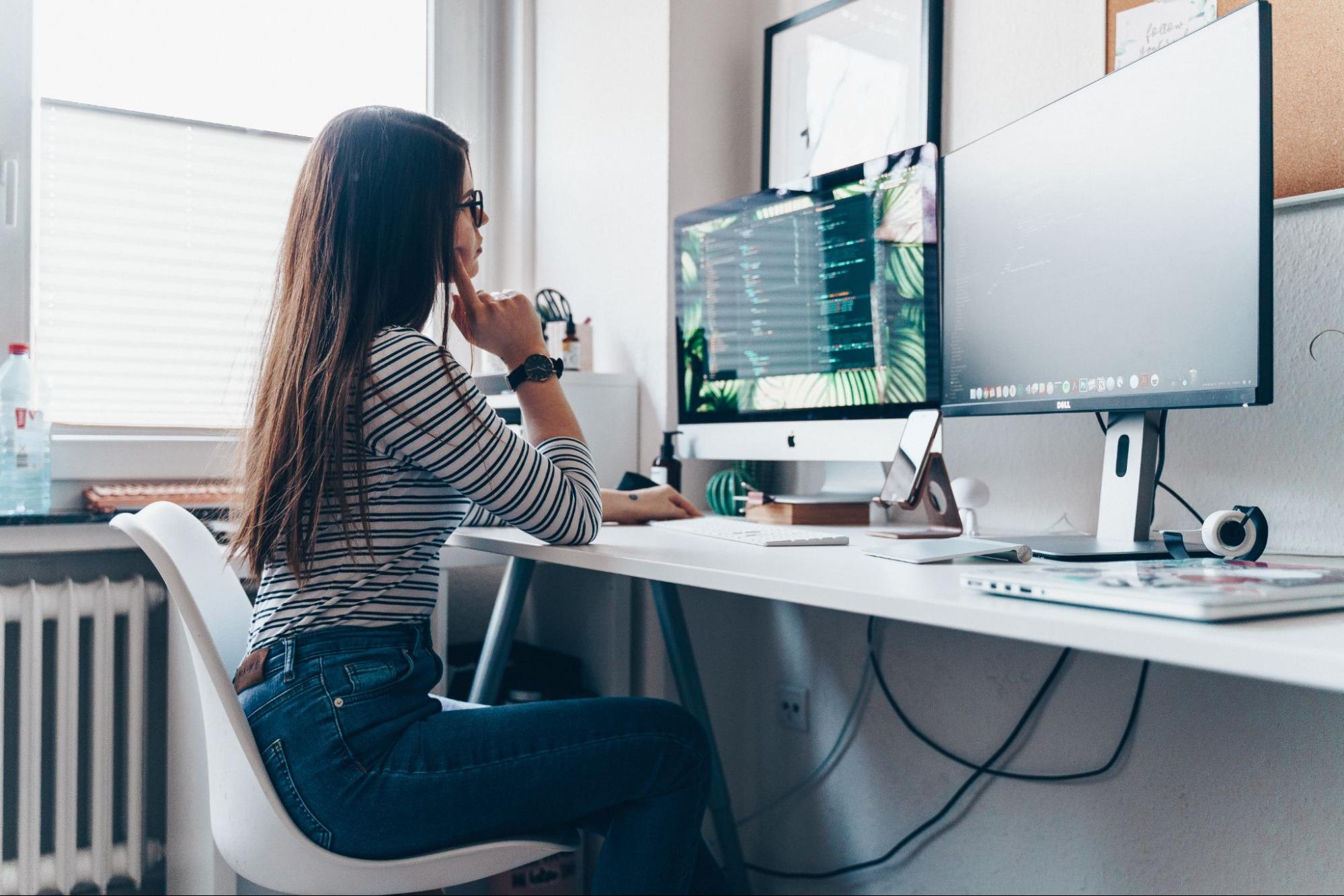 mulher trabalhando em um computador desktop