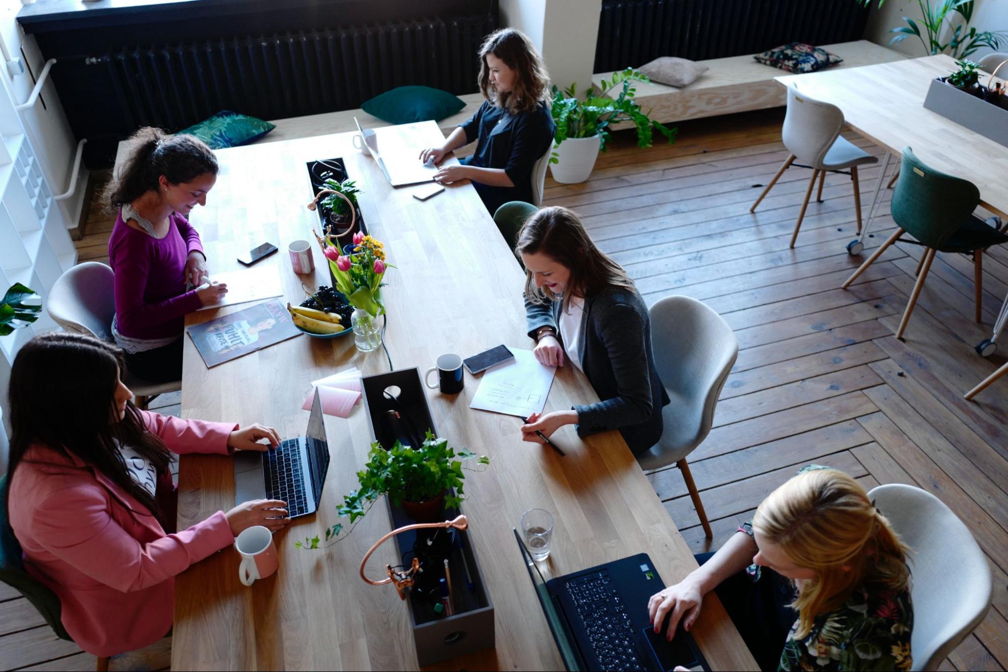 Team arbeitet an einem großen Tisch