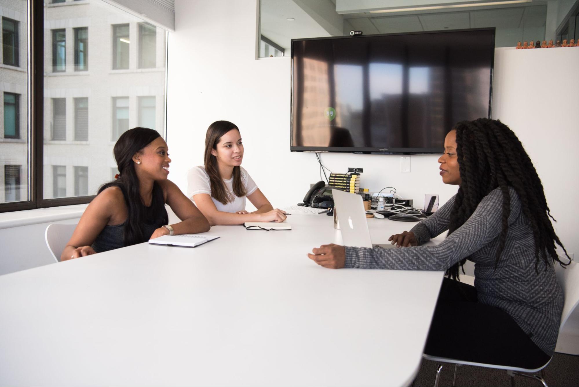 Drei Frauen treffen sich in einem Büro