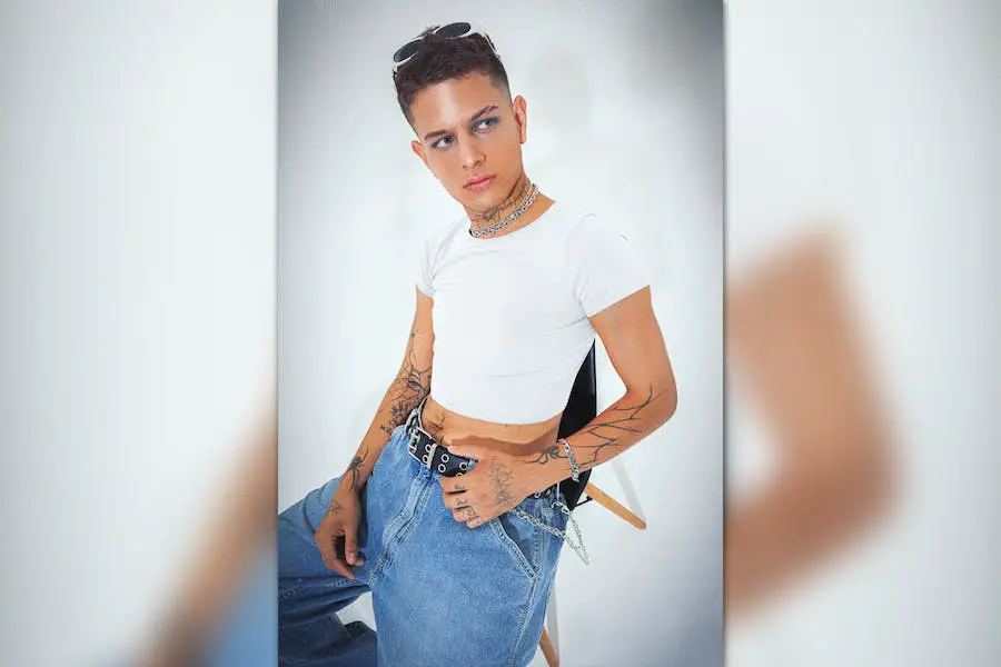 Bella Canvas Crop Top Mockup di un uomo in un Y2K -