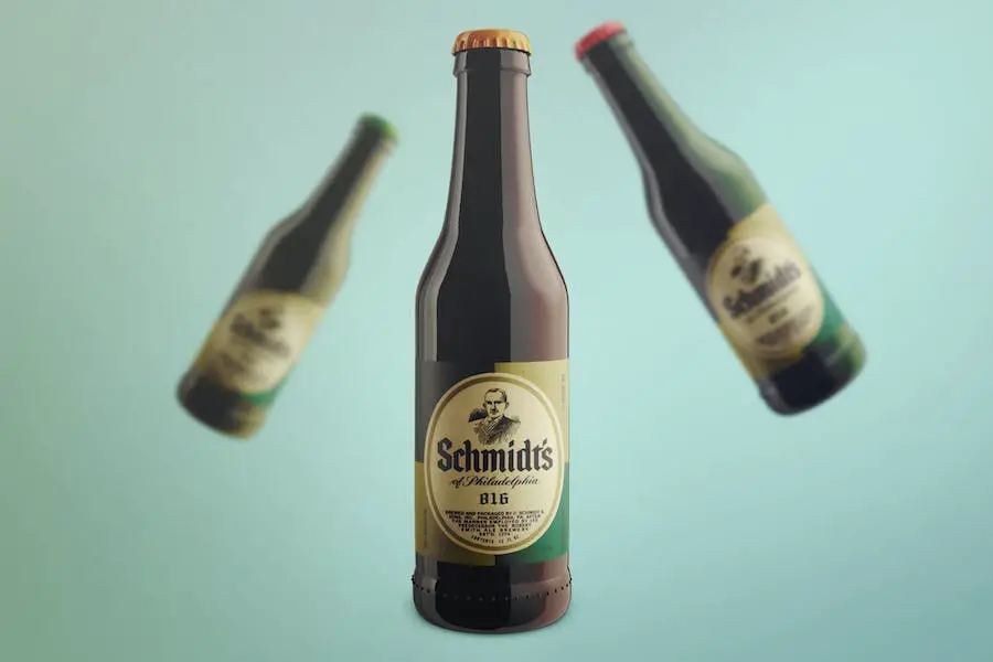 Realistische Bierflaschen-Mock-up-Vorlage –