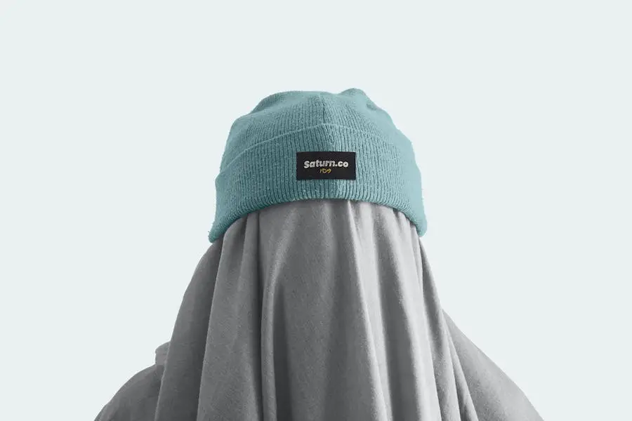 Modell für lässige Beanie-Bekleidung -