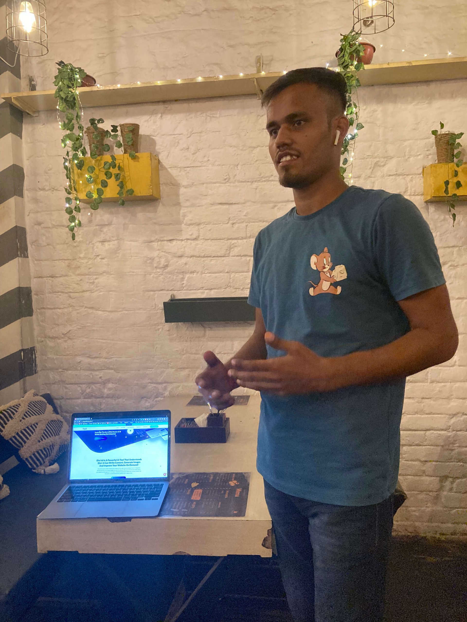 1 persona che fa una presentazione al meetup Divi Delhi NCR