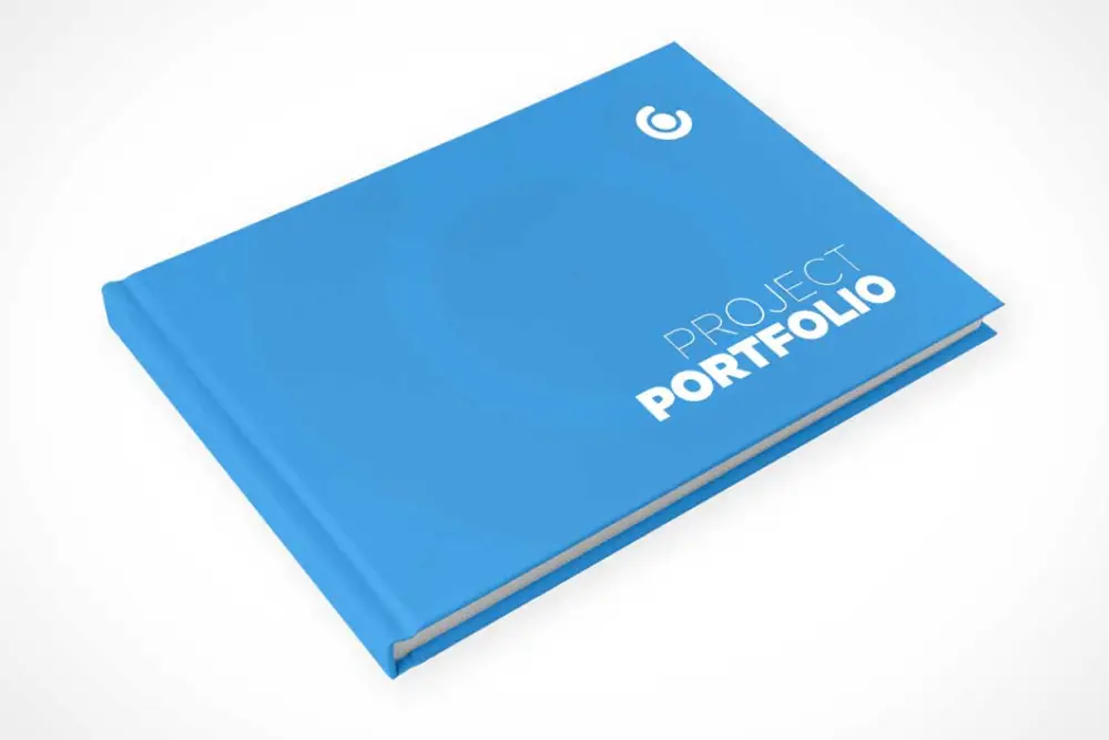 Mockup di libro con copertina rigida con paesaggio gratuito -