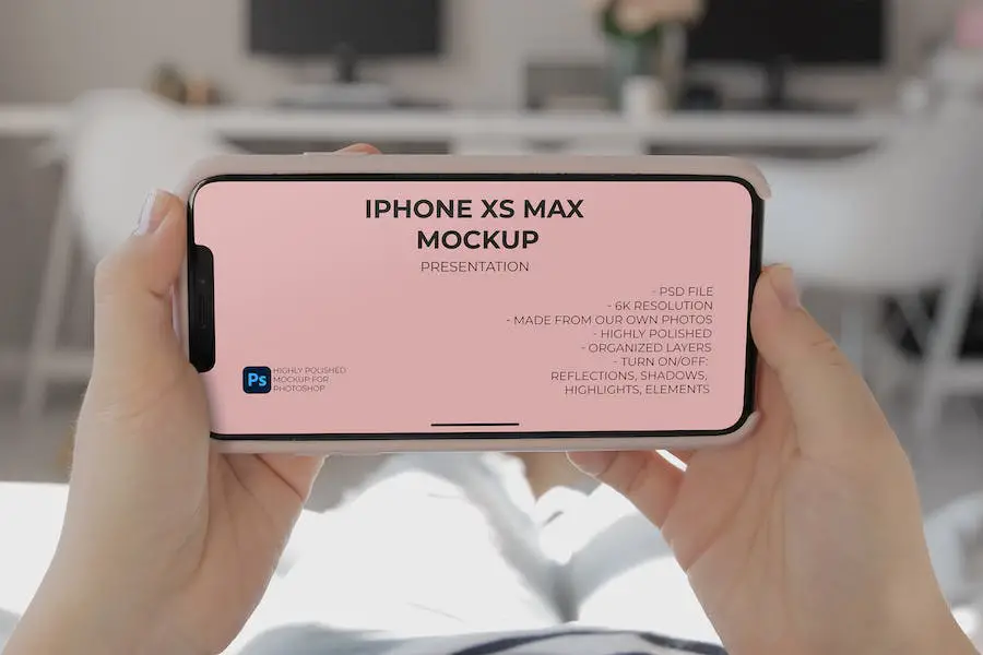 女性の手は自宅で iPhone Xs Max のモックアップを保持します -