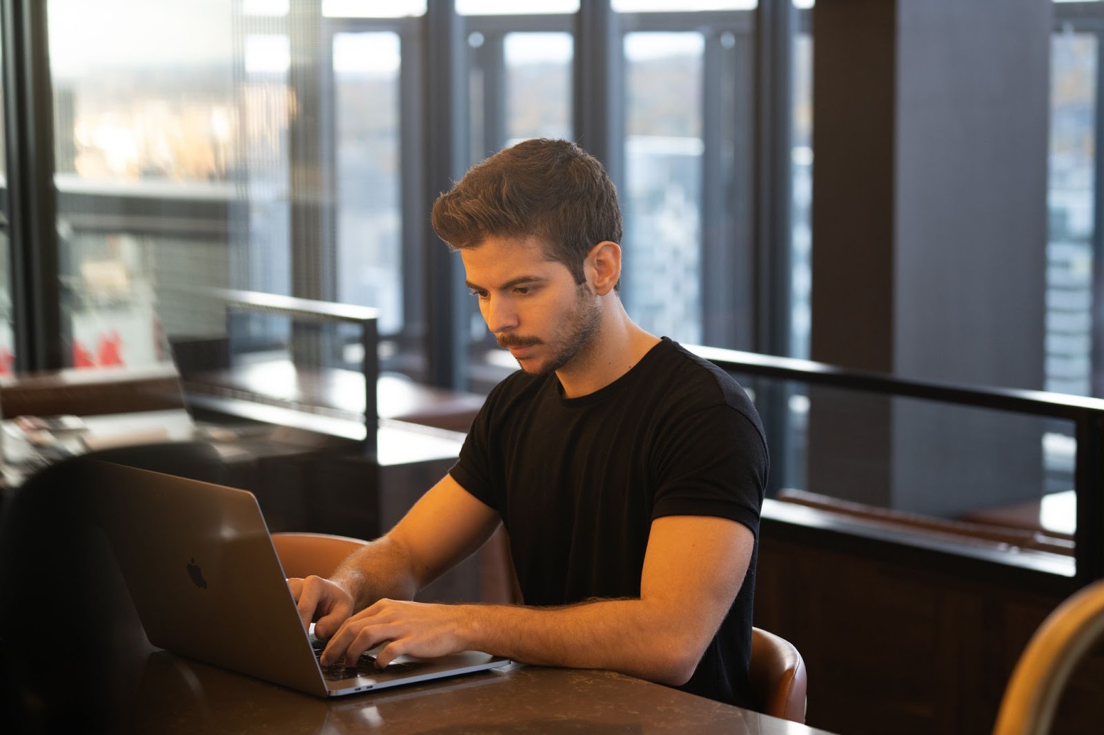 Développeur de sites Web travaillant à la sauvegarde de leur base de données.