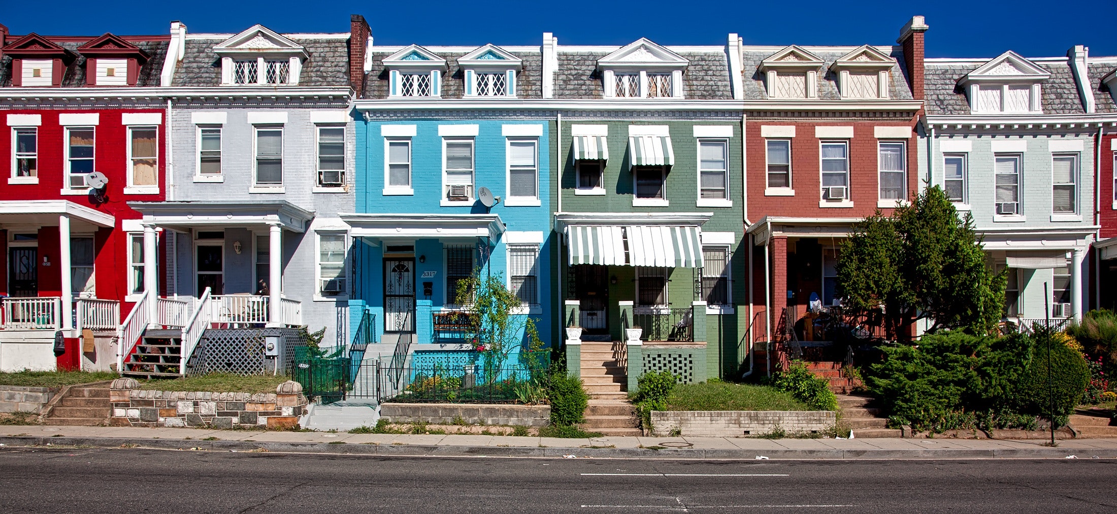 barrio con casas coloridas