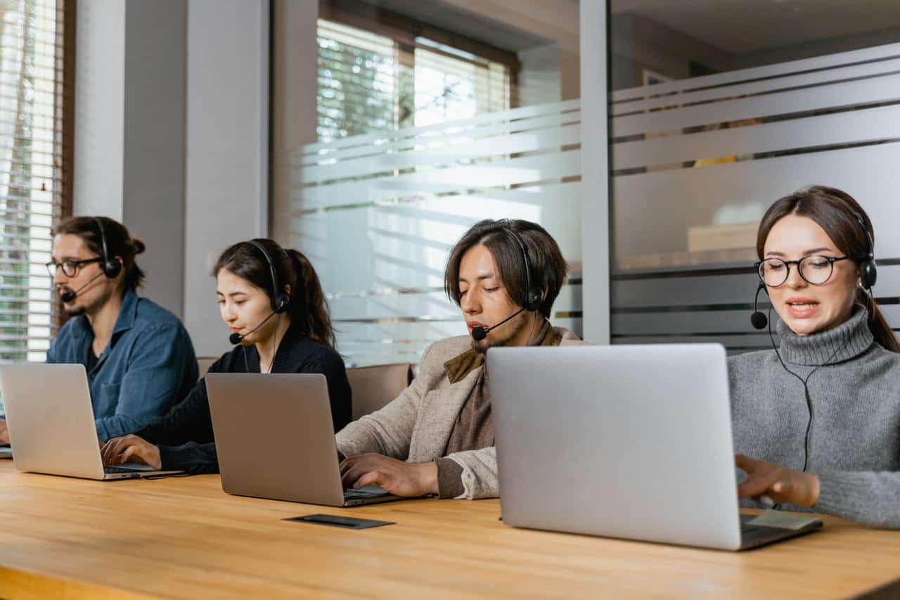 Kundendienstmitarbeiter auf Laptops