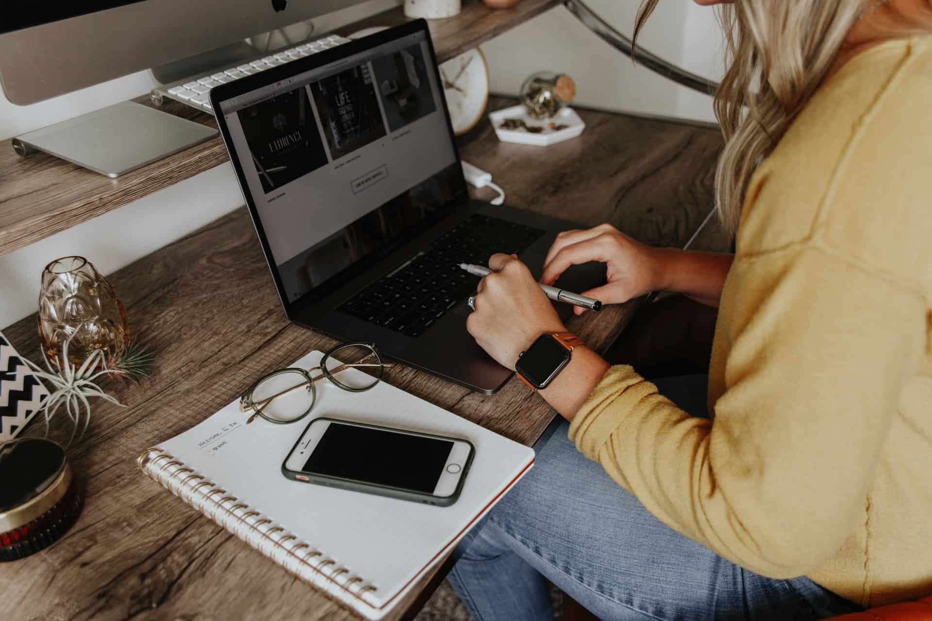 Mujer escribiendo en la computadora portátil