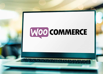 노트북 화면의 WooCommerce 로고