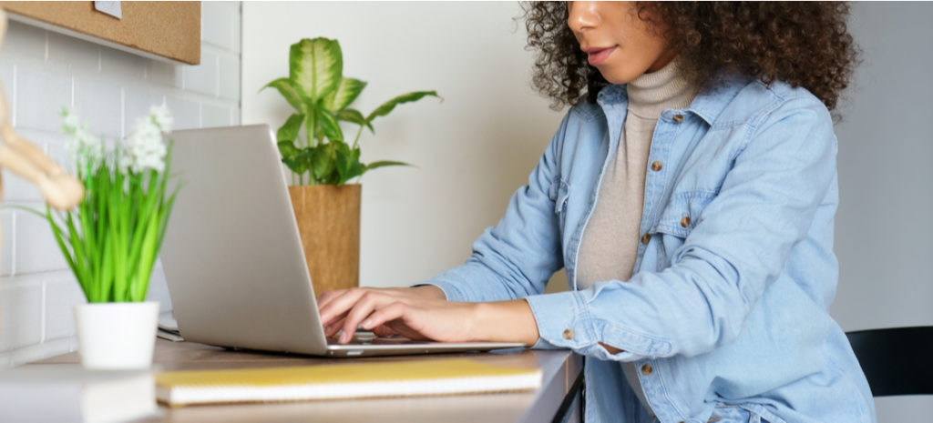 pekerja jarak jauh pelajar wanita muda menggunakan laptop