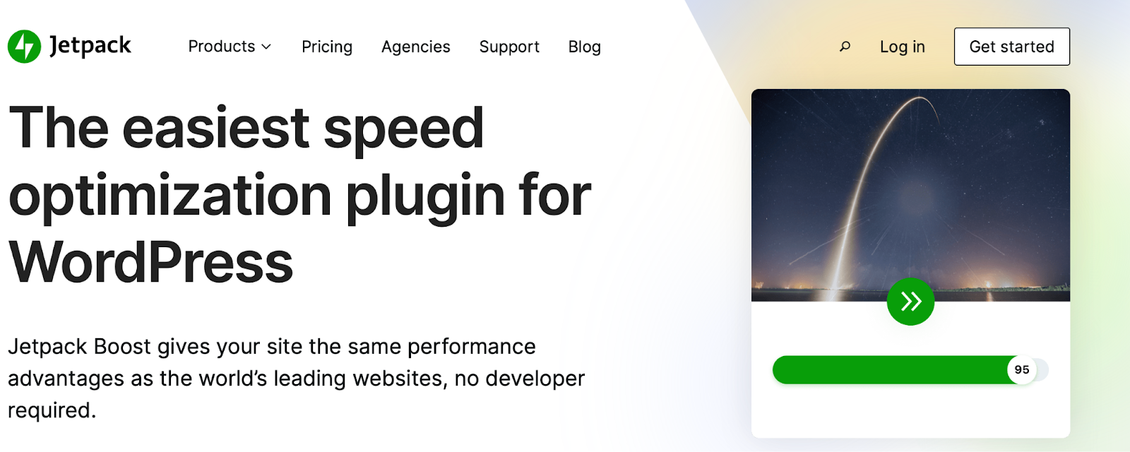 Sección de la página Jetpack Boost con la imagen de una estrella fugaz a la derecha y verborrea a la izquierda: "El complemento de optimización de velocidad más sencillo para WordPress"