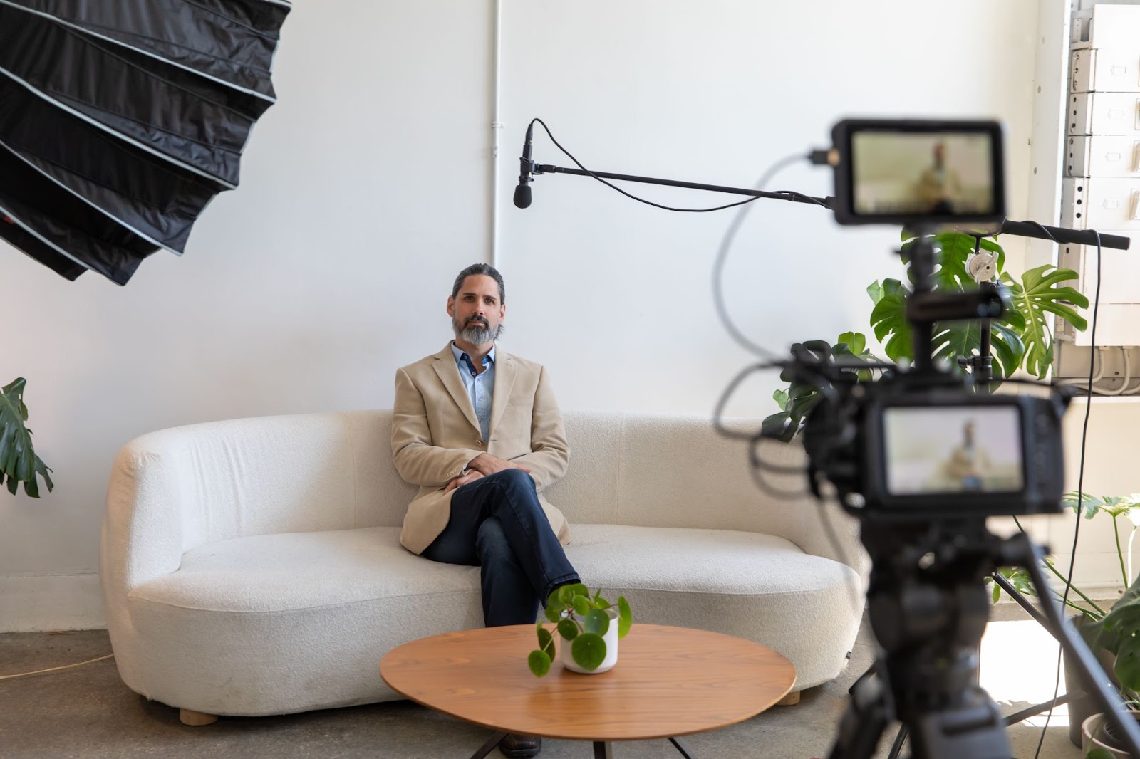 homme assis sur un canapé pour une interview