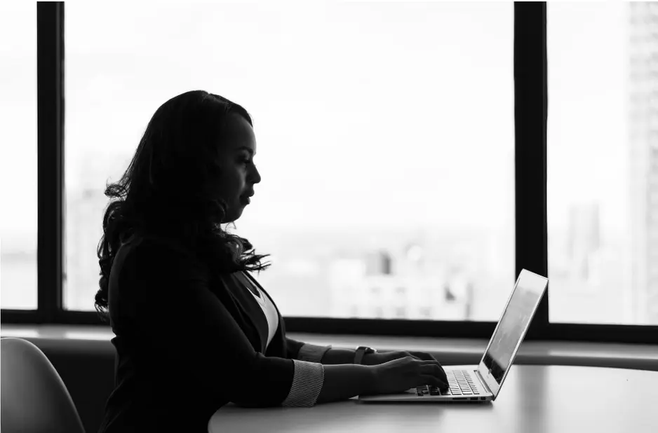 femme travaillant sur pc