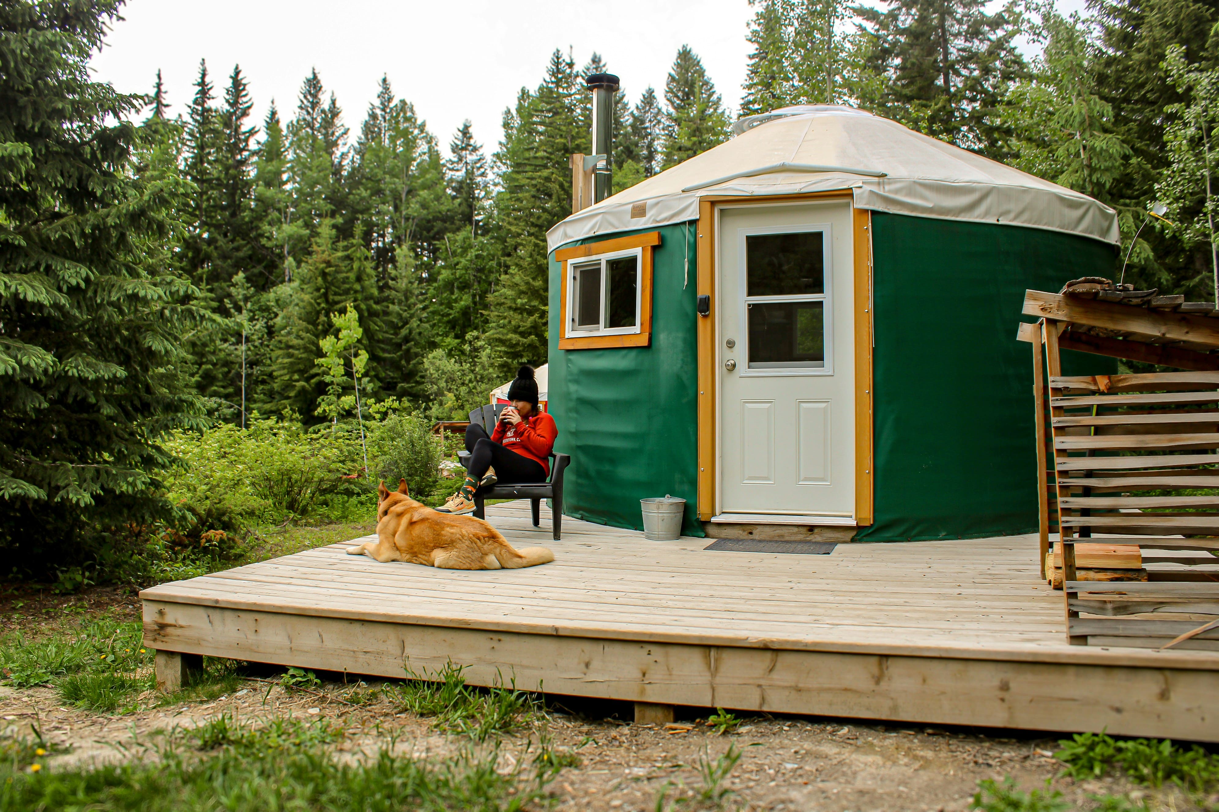 Um espaço de glamping no meio do mato.