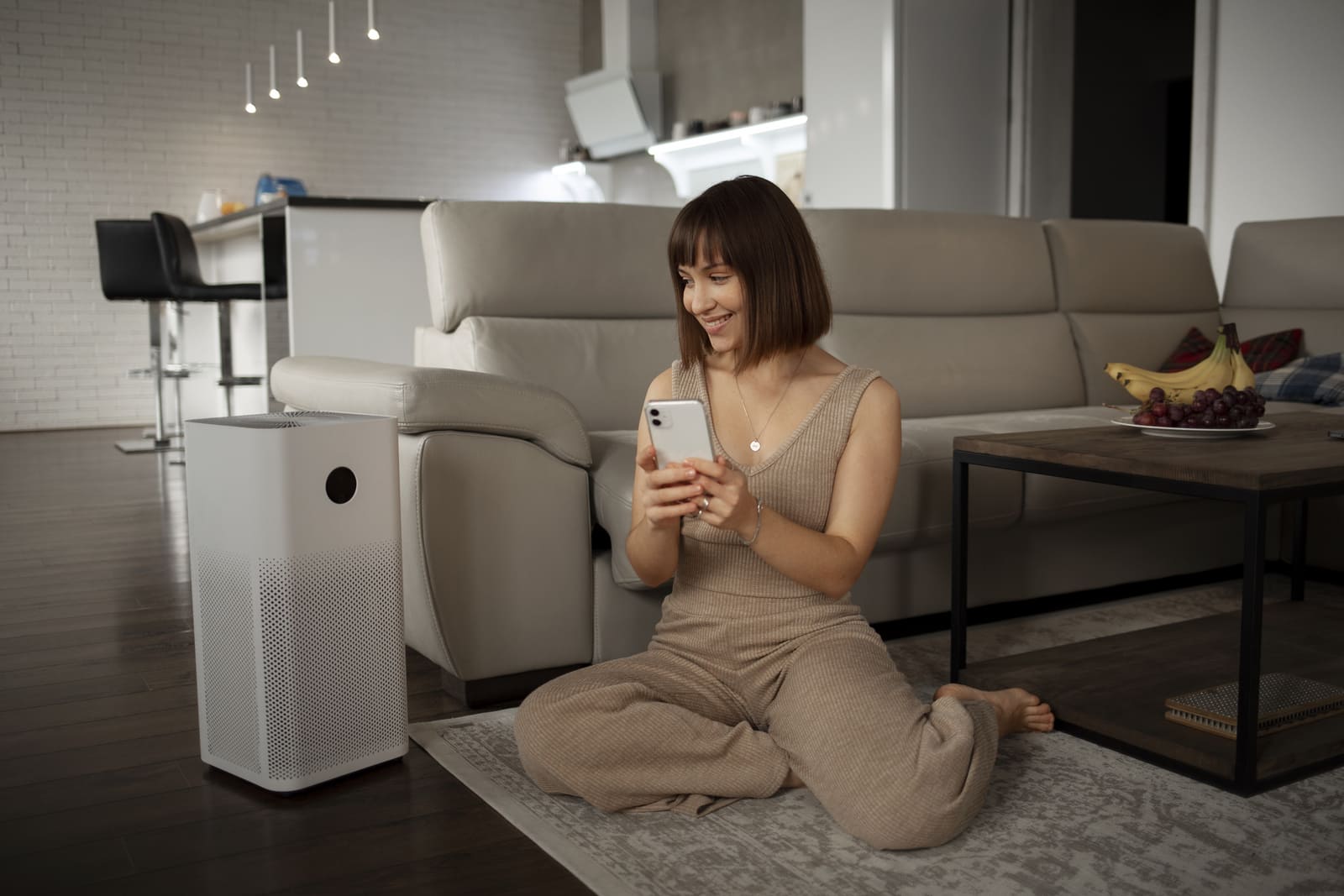 Retrato de una mujer utilizando un purificador de habitación, un equipamiento del hotel para mayor comodidad.