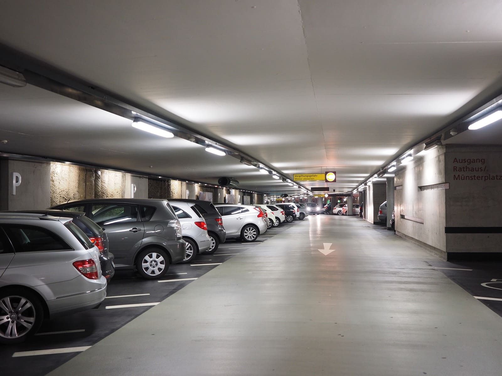 Visuel d’une place de parking gratuite, l’un des équipements populaires des chambres d’hôtel.