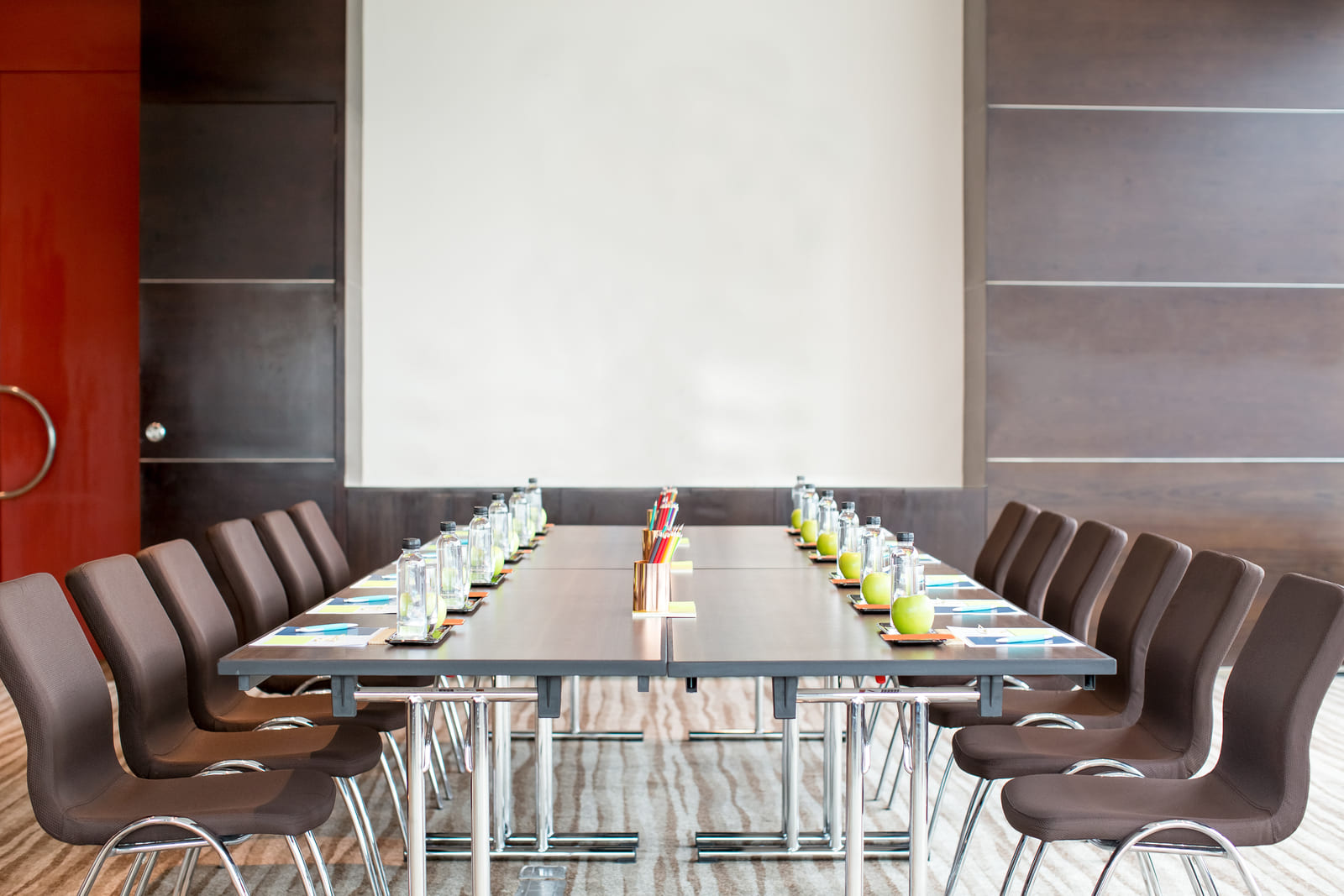 Immagine della sala conferenze di un hotel, un servizio business disponibile negli hotel di lusso.