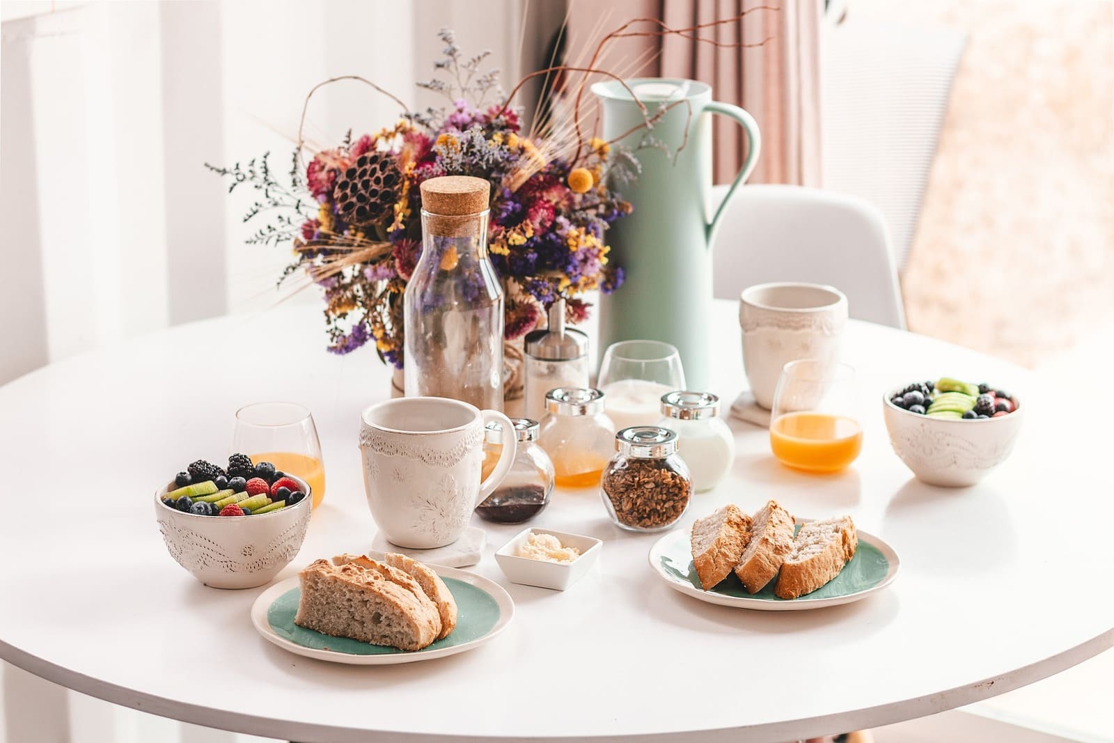 Immagine di una colazione gratuita, un servizio essenziale dell'hotel.