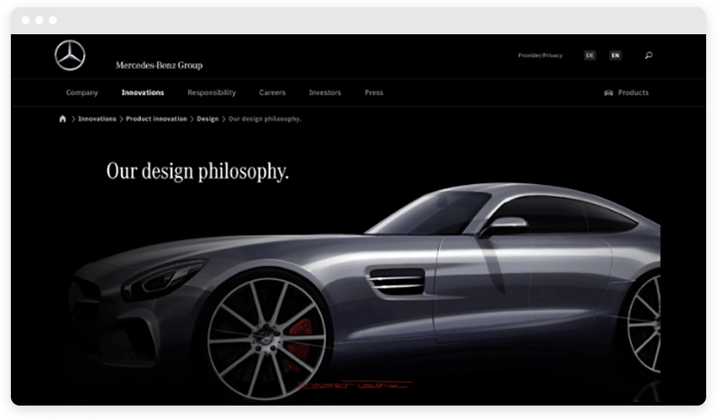 Una combinación de colores plateado y negro en el sitio web de Mercedes Benz.