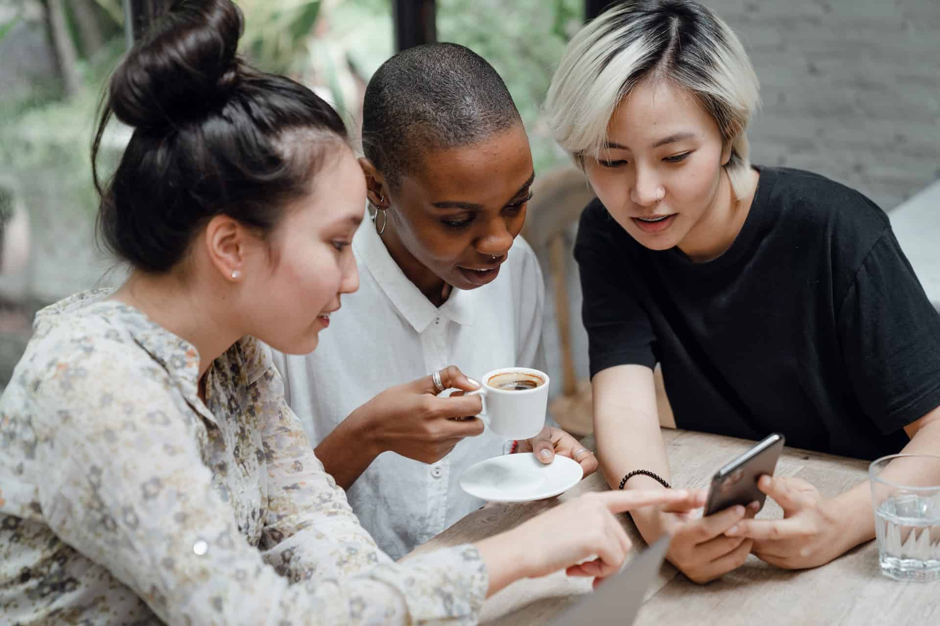 3 chicas mirando el teléfono