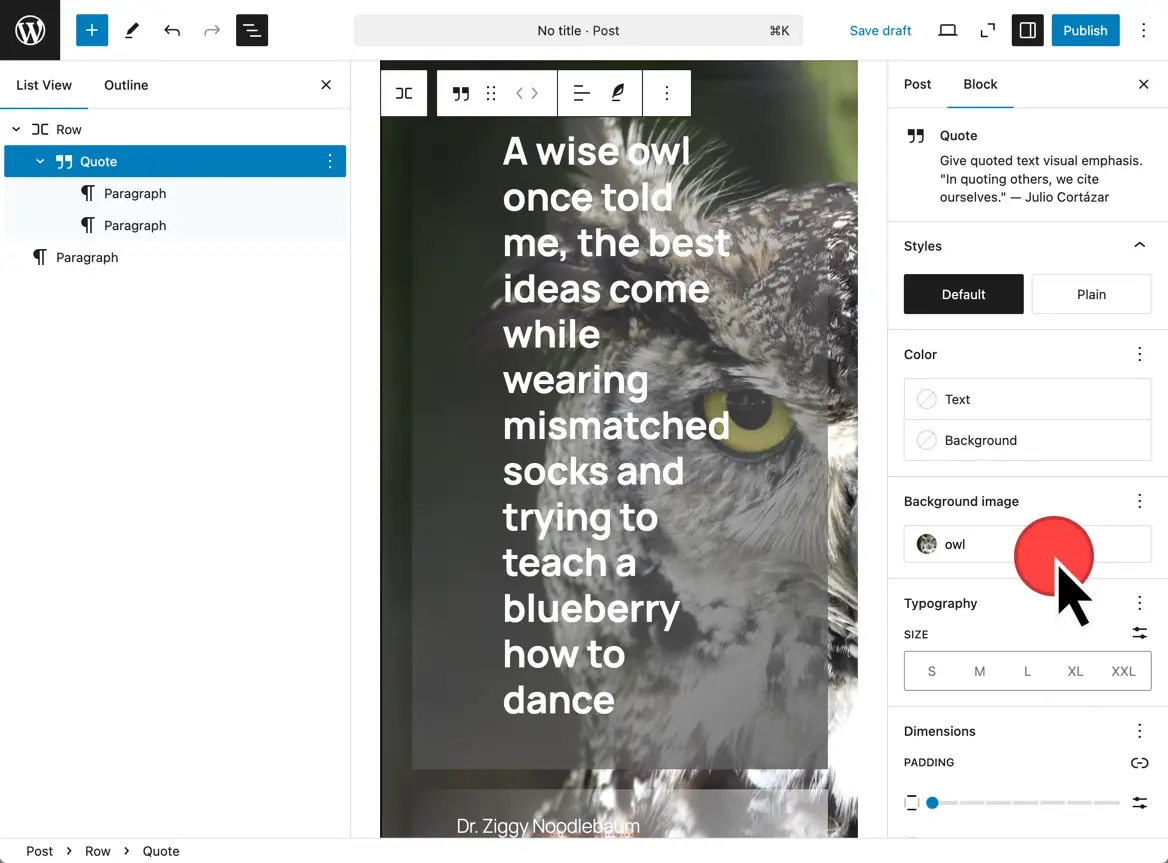 フクロウの背景画像を持つ引用ブロックを表示する WordPress 投稿エディターのインターフェイス。引用文には「賢いフクロウがかつて私に言った、最高のアイデアは、合わない靴下を履いてブルーベリーに踊り方を教えようとしているときに生まれる」とジギー・ヌードルバウム博士の言葉とされている。左側のサイドバーには、「Quote」要素と「Paragraph」要素を含む「Row」を含むブロック構造が表示されます。右側のサイドバーには引用ブロックのスタイルと色の設定があり、赤いカーソルが「フクロウ」というラベルの付いた「背景画像」フィールドを指しています。